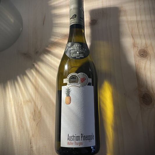 The Dot Austrian Pineapple Muller-Thurgau, Weingut R&A Pfaffl